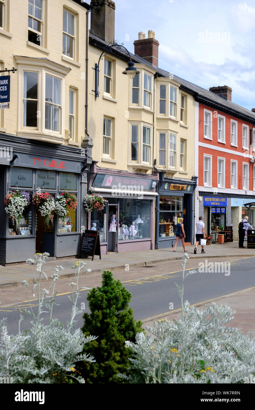 Den Geschäften auf der High Street Brecon Brecon Beacons Powys Wales Stockfoto