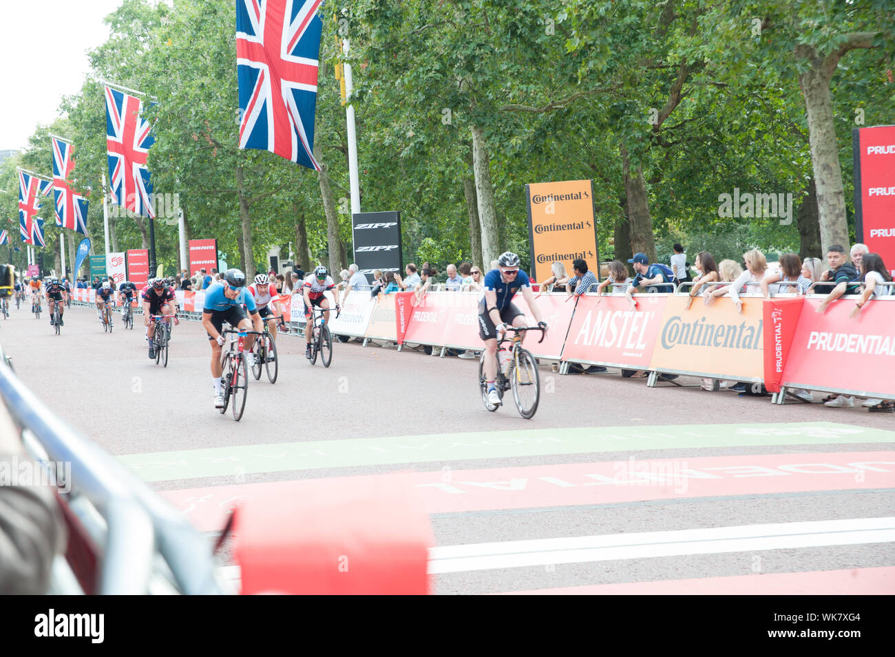 Radfahrer kreuz Finish Line auf der Mall nach Abschluss RideLondon - Surrey 100, 46, 19 oder das klassische Reiten. in London. 04.08.19 Mit: RideLondon Radfahrer Wo: London, Großbritannien Wann: 04 Aug 2019 Quelle: WENN.com Stockfoto