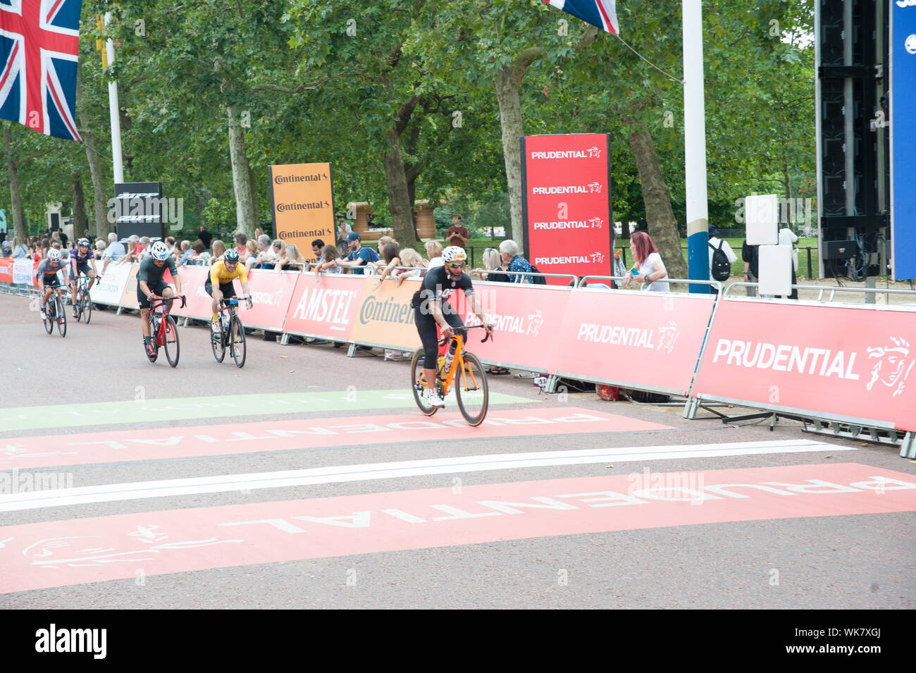 Radfahrer kreuz Finish Line auf der Mall nach Abschluss RideLondon - Surrey 100, 46, 19 oder das klassische Reiten. in London. 04.08.19 Mit: RideLondon Radfahrer Wo: London, Großbritannien Wann: 04 Aug 2019 Quelle: WENN.com Stockfoto