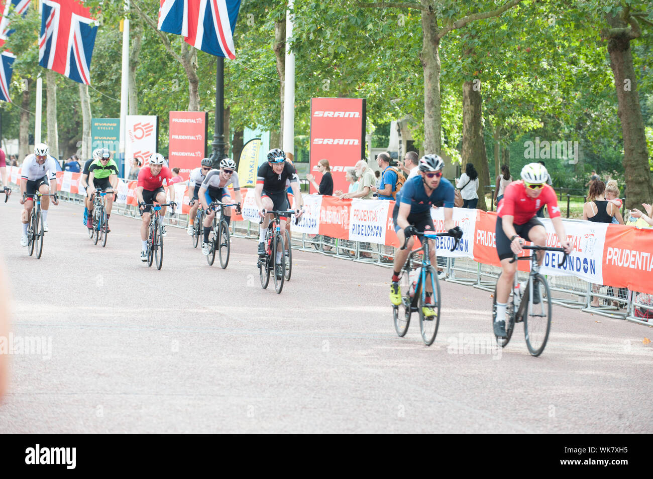 Radfahrer kreuz Finish Line auf der Mall nach Abschluss RideLondon - Surrey 100, 46, 19 oder das klassische Reiten. in London. 04.08.19 Mit: RideLondon Radfahrer Wo: London, Großbritannien Wann: 04 Aug 2019 Quelle: WENN.com Stockfoto