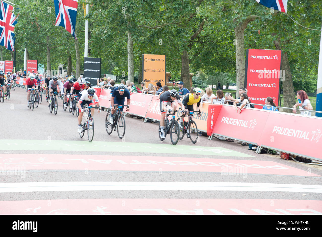 Radfahrer kreuz Finish Line auf der Mall nach Abschluss RideLondon - Surrey 100, 46, 19 oder das klassische Reiten. in London. 04.08.19 Mit: RideLondon Radfahrer Wo: London, Großbritannien Wann: 04 Aug 2019 Quelle: WENN.com Stockfoto