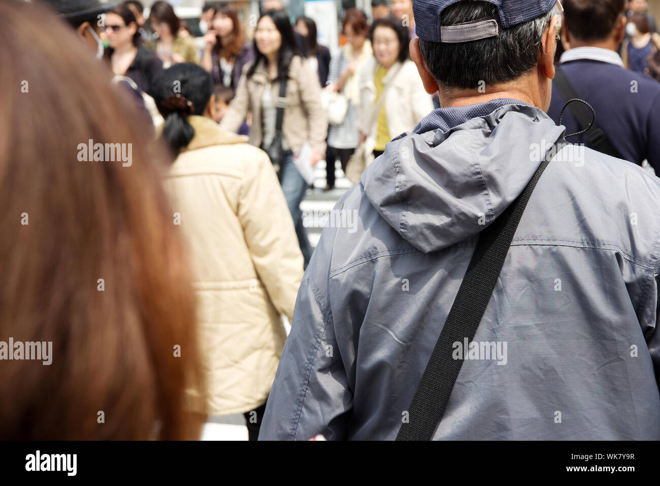 Fußgänger überqueren Sie an der Kreuzung Shibuya Stockfoto