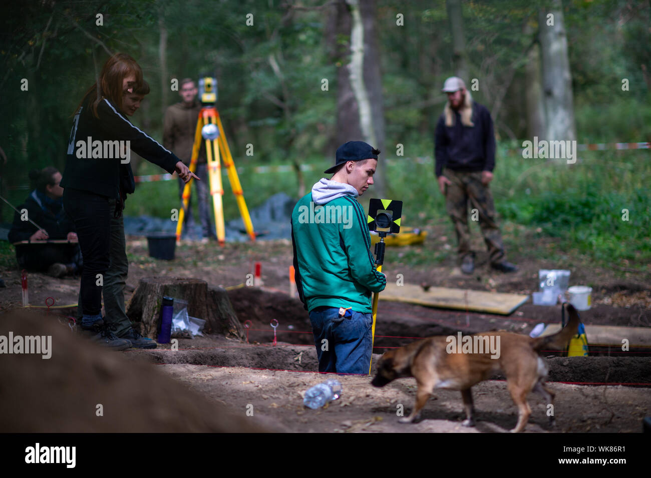 03 September 2019, Sachsen-Anhalt, Güntersberge: Archäologie Studenten suchen bei der ausgrabungsstätte "Wüstung Anhalt' für bleibt der verschwundenen Dorf. Die Siedlung bedeckt etwa 11 Hektar und wurde zwischen dem 11. und dem 12. Jahrhundert gegründet. Das Dorf verlassen wurde bereits im 15. Jahrhundert. Das Dorf ist eine von ungefähr 100 im Harz, die während des Mittelalters verschwunden und sind nun verlassenen Gebieten genannt. Die Ausgrabungen sind wichtig, weil es kaum haben systematische Untersuchungen im östlichen Harz so weit gewesen. (Dpa' findet von verlorenen Dorf in der Nähe von ballenstedt Stockfoto