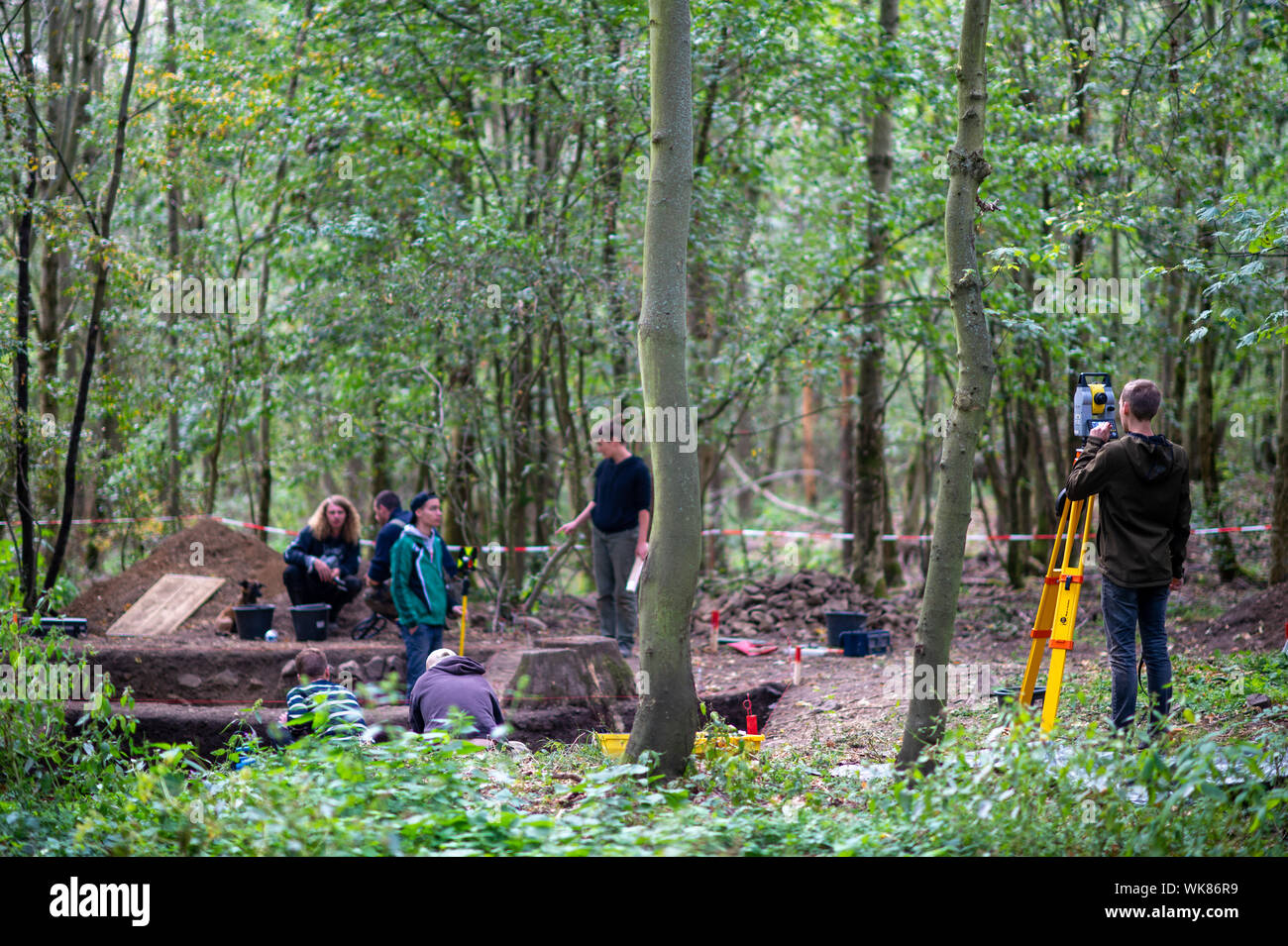 03 September 2019, Sachsen-Anhalt, Güntersberge: Archäologie Studenten suchen bei der ausgrabungsstätte "Wüstung Anhalt' für bleibt der verschwundenen Dorf. Die Siedlung bedeckt etwa 11 Hektar und wurde zwischen dem 11. und dem 12. Jahrhundert gegründet. Das Dorf verlassen wurde bereits im 15. Jahrhundert. Das Dorf ist eine von ungefähr 100 im Harz, die während des Mittelalters verschwunden und sind nun verlassenen Gebieten genannt. Die Ausgrabungen sind wichtig, weil es kaum haben systematische Untersuchungen im östlichen Harz so weit gewesen. (Dpa' findet von verlorenen Dorf in der Nähe von ballenstedt Stockfoto