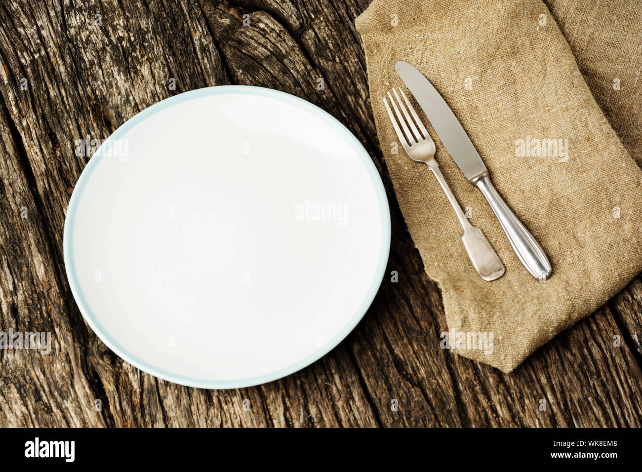 Tabelle Einstellung mit Vintage Besteck oder Geschirr und leeren Teller auf rustikalen, mit Holz. Ansicht von oben. Stockfoto