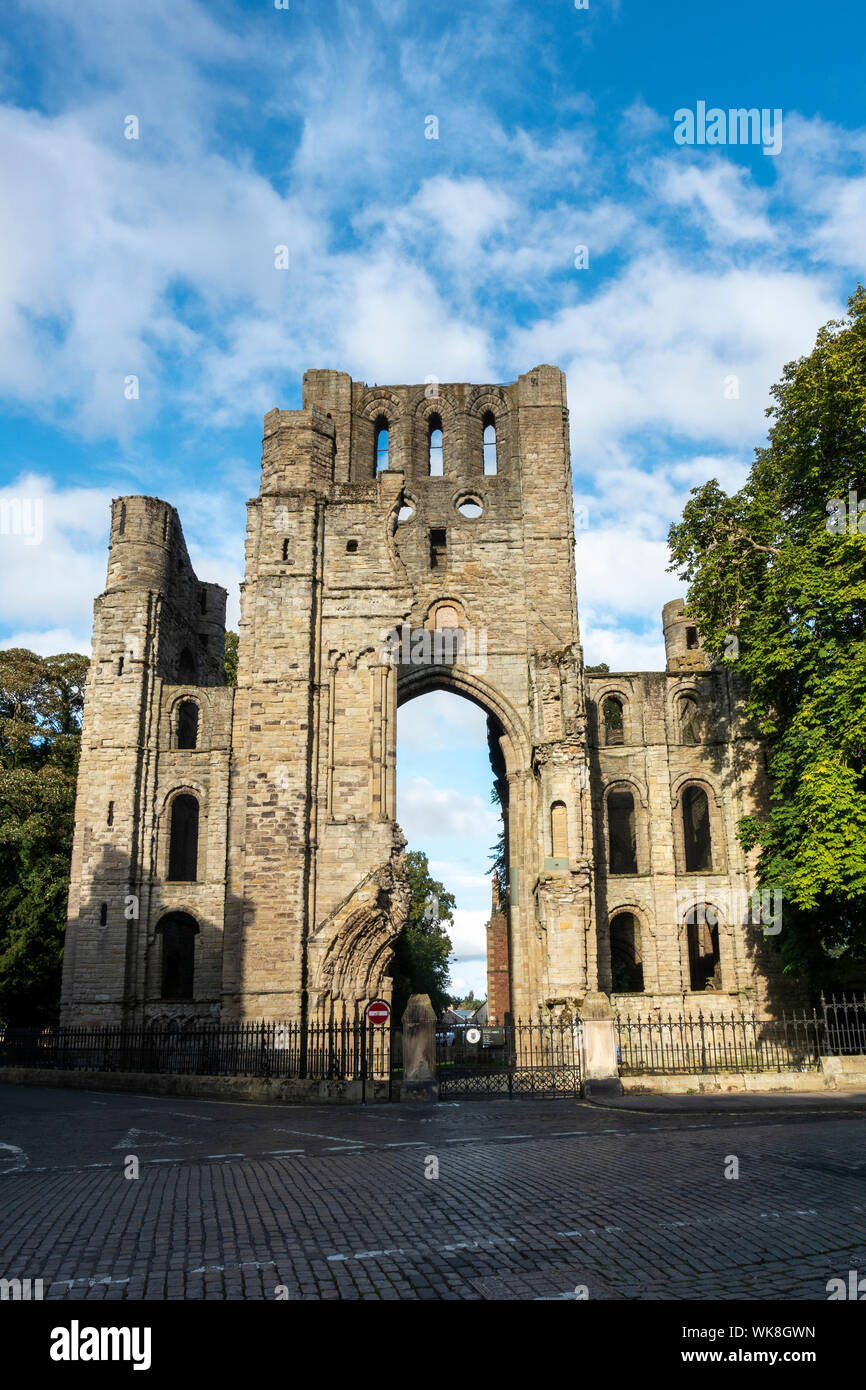 Imposante West Tower der Ruinen von Kelso Abbey, Kelso, Scottish Borders, Schottland, Großbritannien Stockfoto
