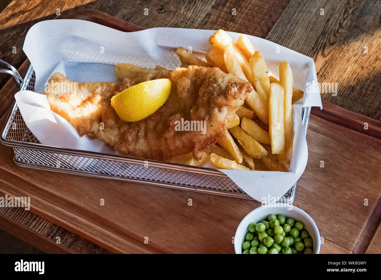 Frische delicios Fish und Chips mit Zitrone auf dem hölzernen Tisch Stockfoto