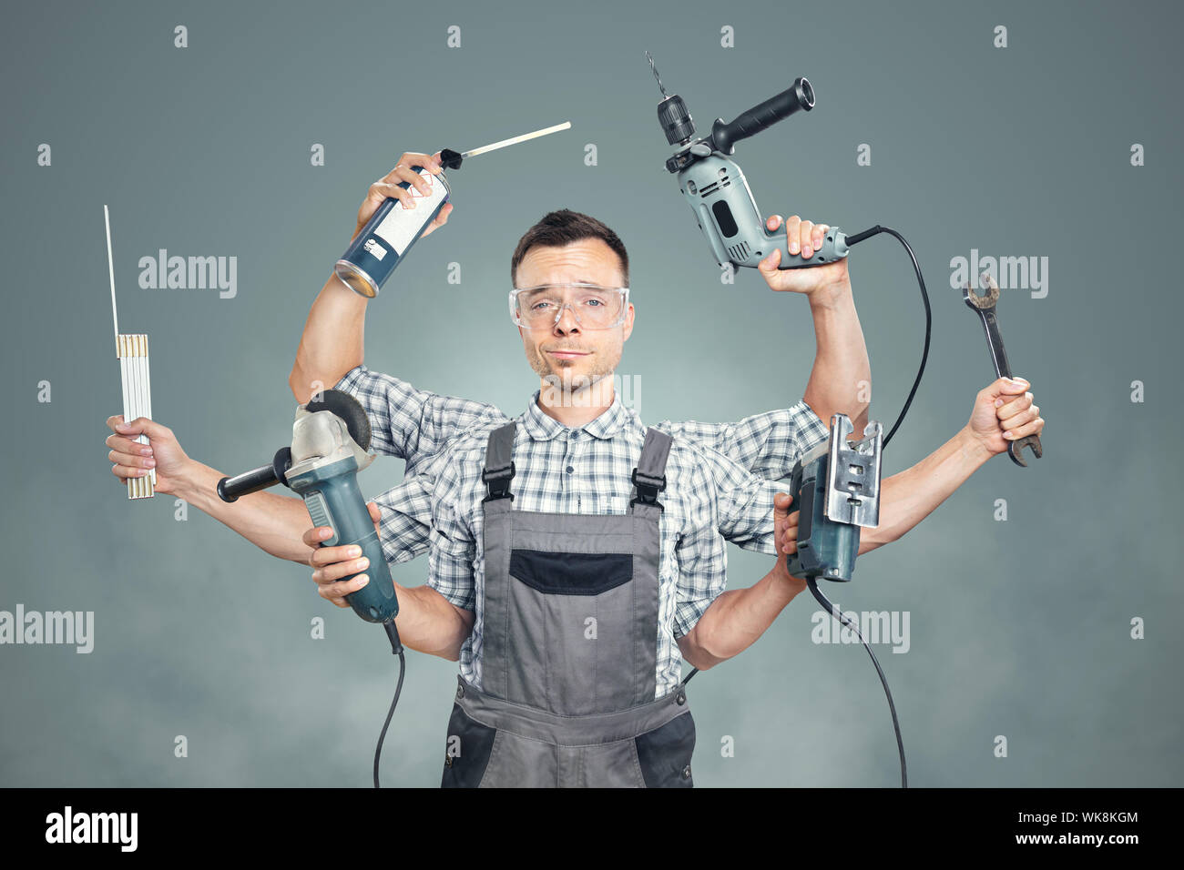 Lustige Porträt eines Handwerkers mit 6 Waffen und Werkzeuge Stockfoto