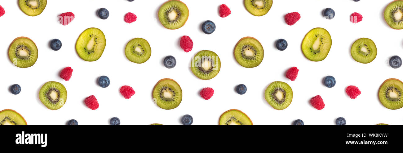 Kreative Obst Banner. Kiwis, Heidelbeeren und Himbeeren auf den weißen Hintergrund Stockfoto