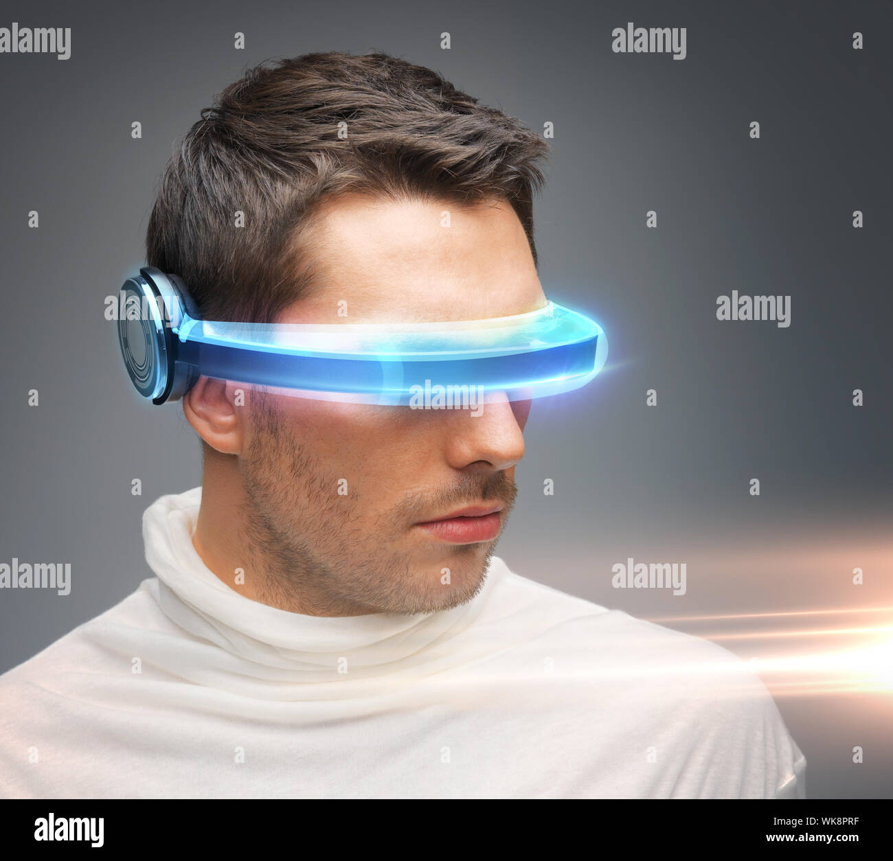 Mann mit futuristischen Brille Stockfoto