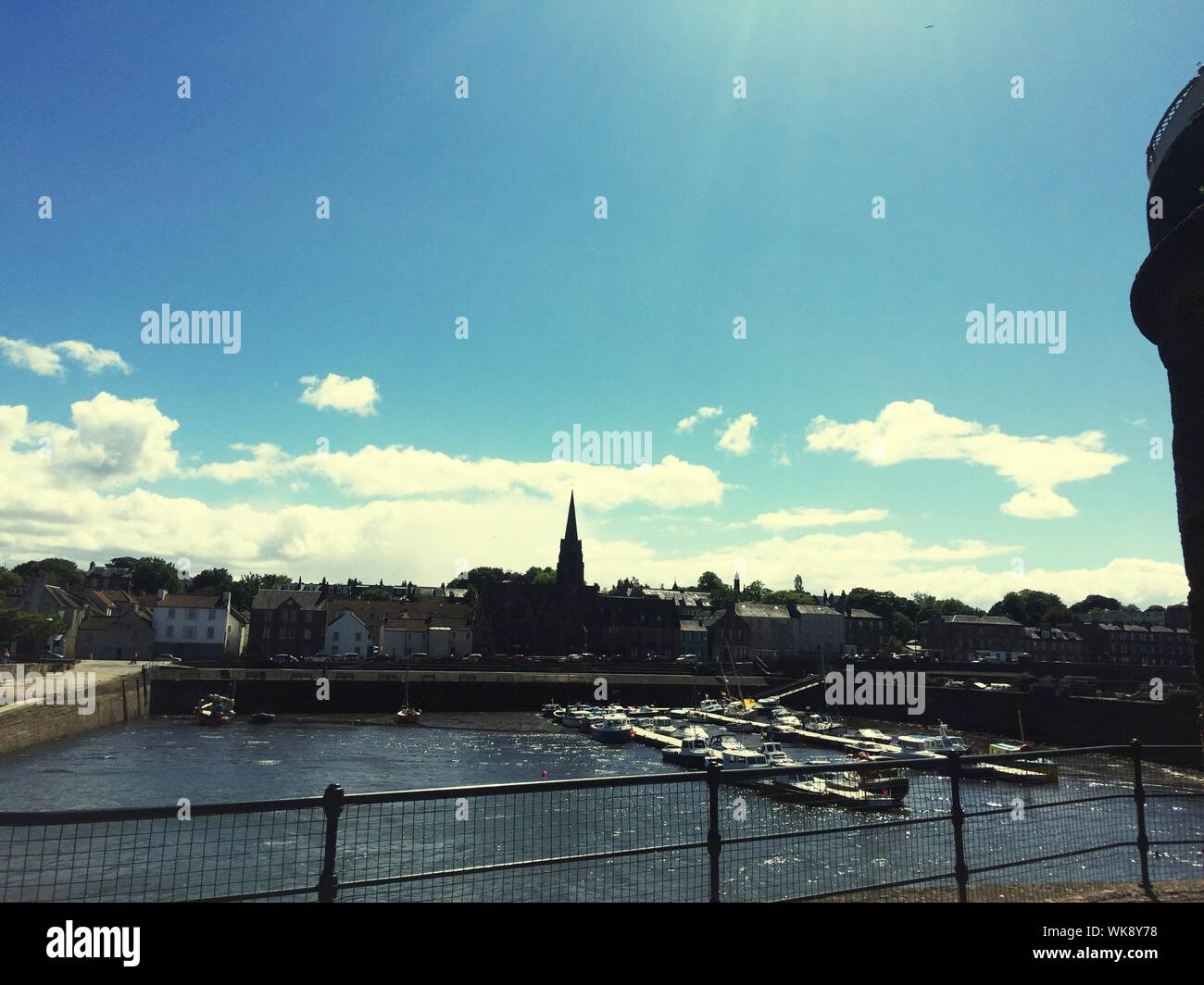 Hohe Betrachtungswinkel der Boote im Hafen Vor Stadtbild gegen den blauen Himmel Stockfoto