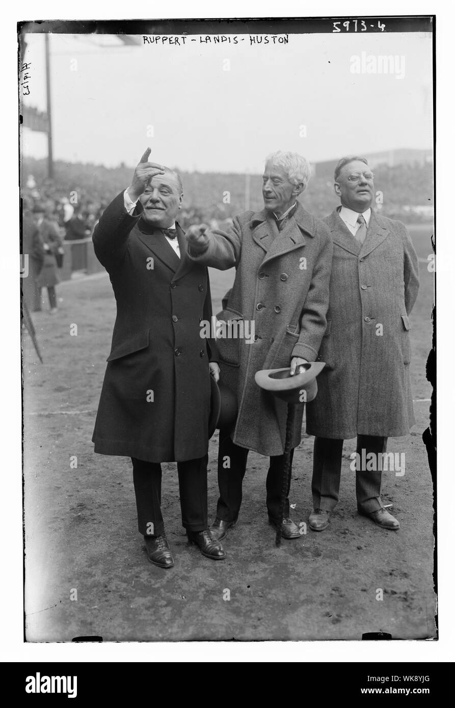 Jakob Ruppert, Richter M. Kenesaw Landis, Tillinghast Huston, im Yankee Stadium, 4/18/23 (Baseball) Stockfoto