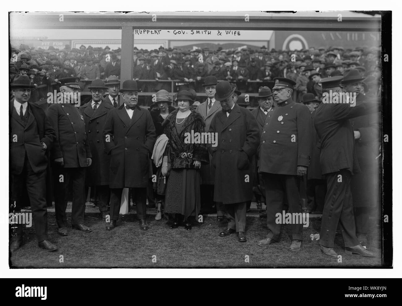 Jakob Ruppert, Gouverneur von New York Al Smith & Frau am Eröffnungstag der Yankee Stadium, 4/18/23 (Baseball) Stockfoto