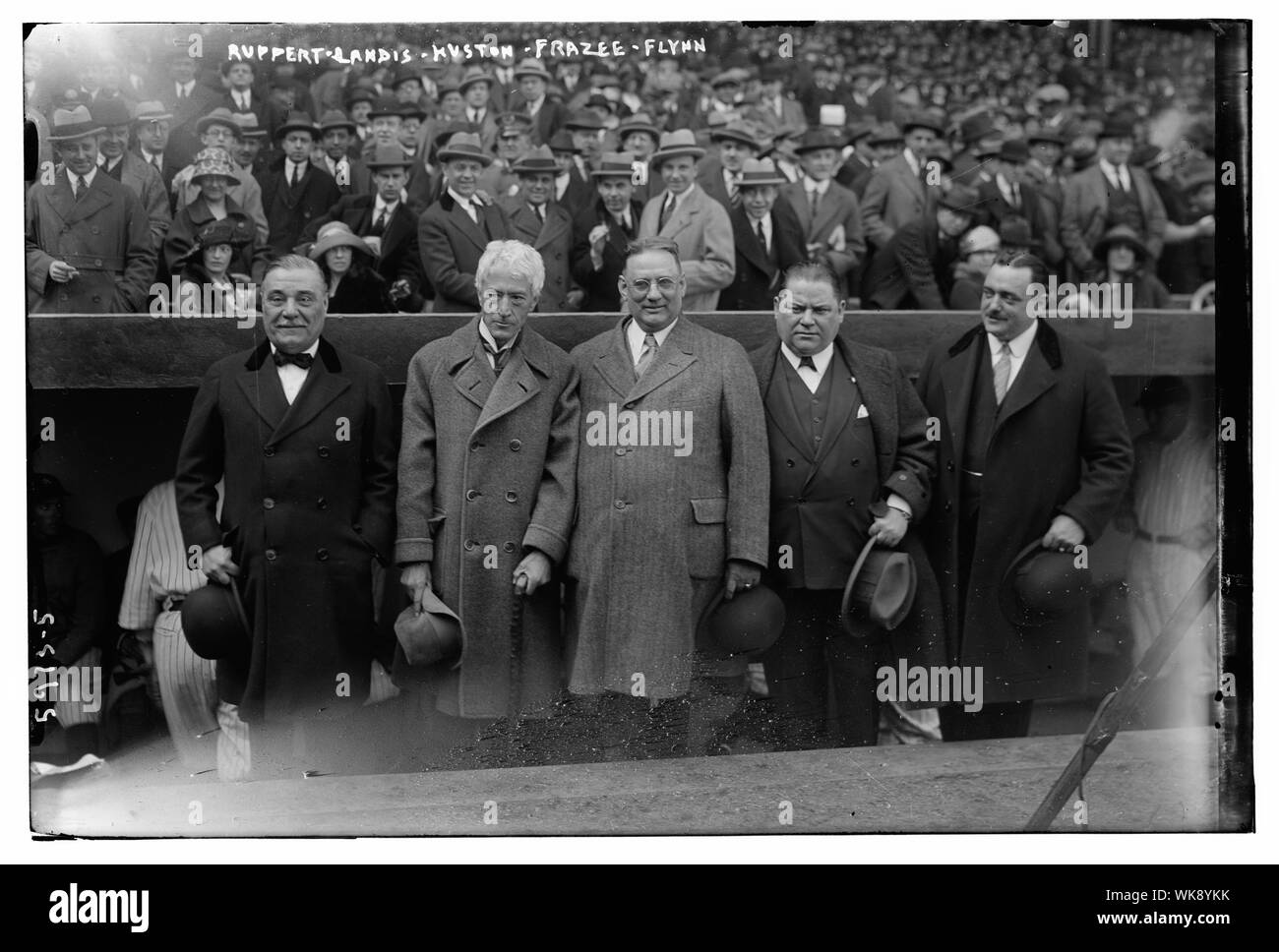 Jakob Ruppert, Richter M. Kenesaw Landis, Tillinghast Huston, Harry Frazee,? Flynn, im Yankee Stadium, 4/18/23 (Baseball) Stockfoto