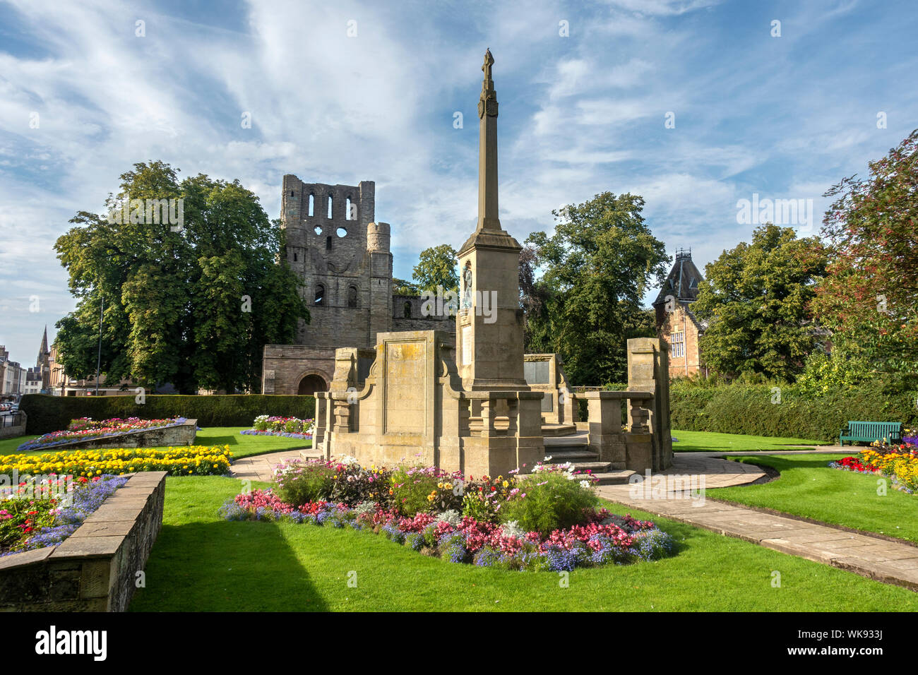 Ruinen von Kelso Abbey vom War Memorial Gardens, Kelso, Scottish Borders, Schottland gesehen, Großbritannien Stockfoto