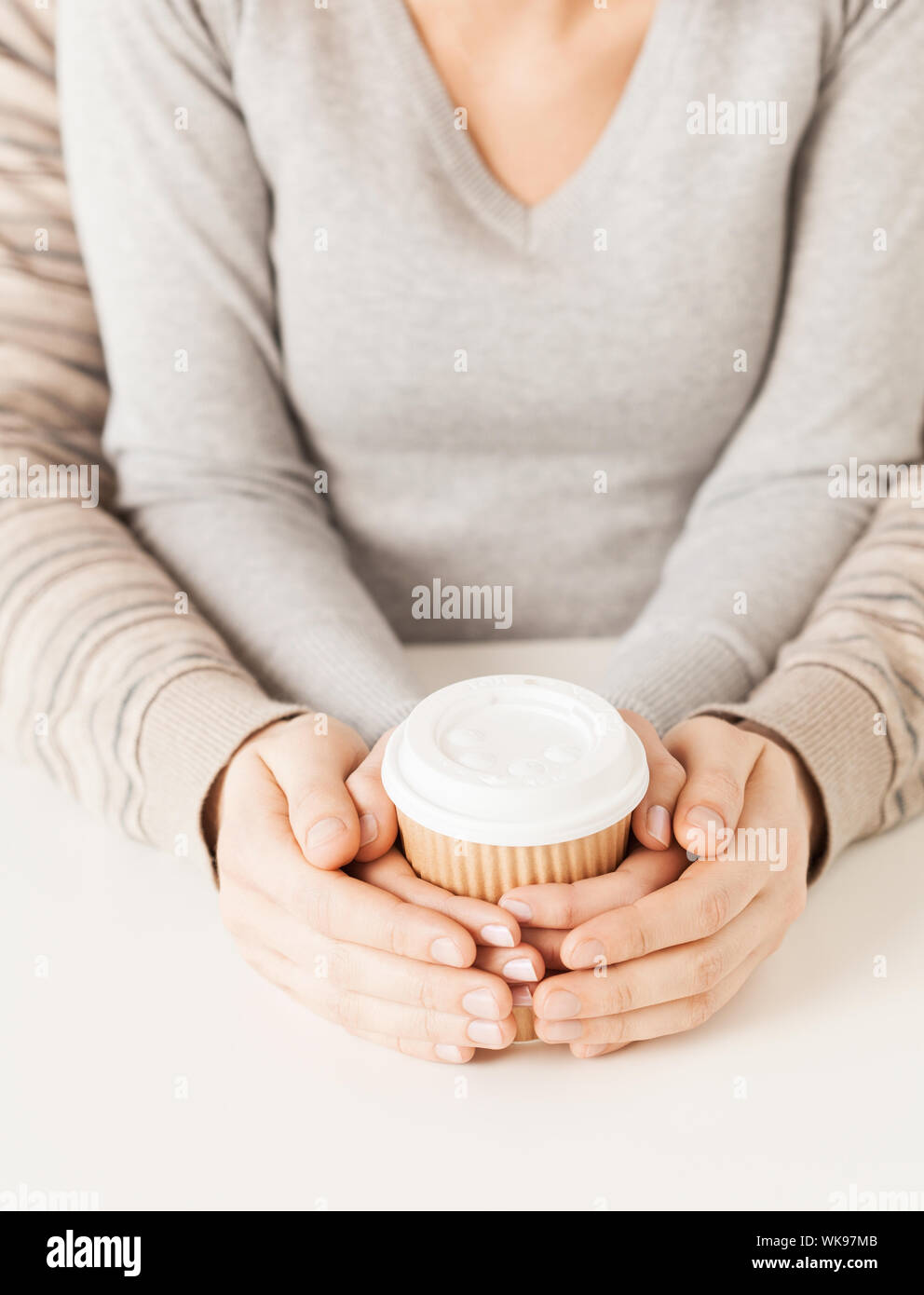Frau und Mann mit wegnehmen Kaffeetasse Stockfoto