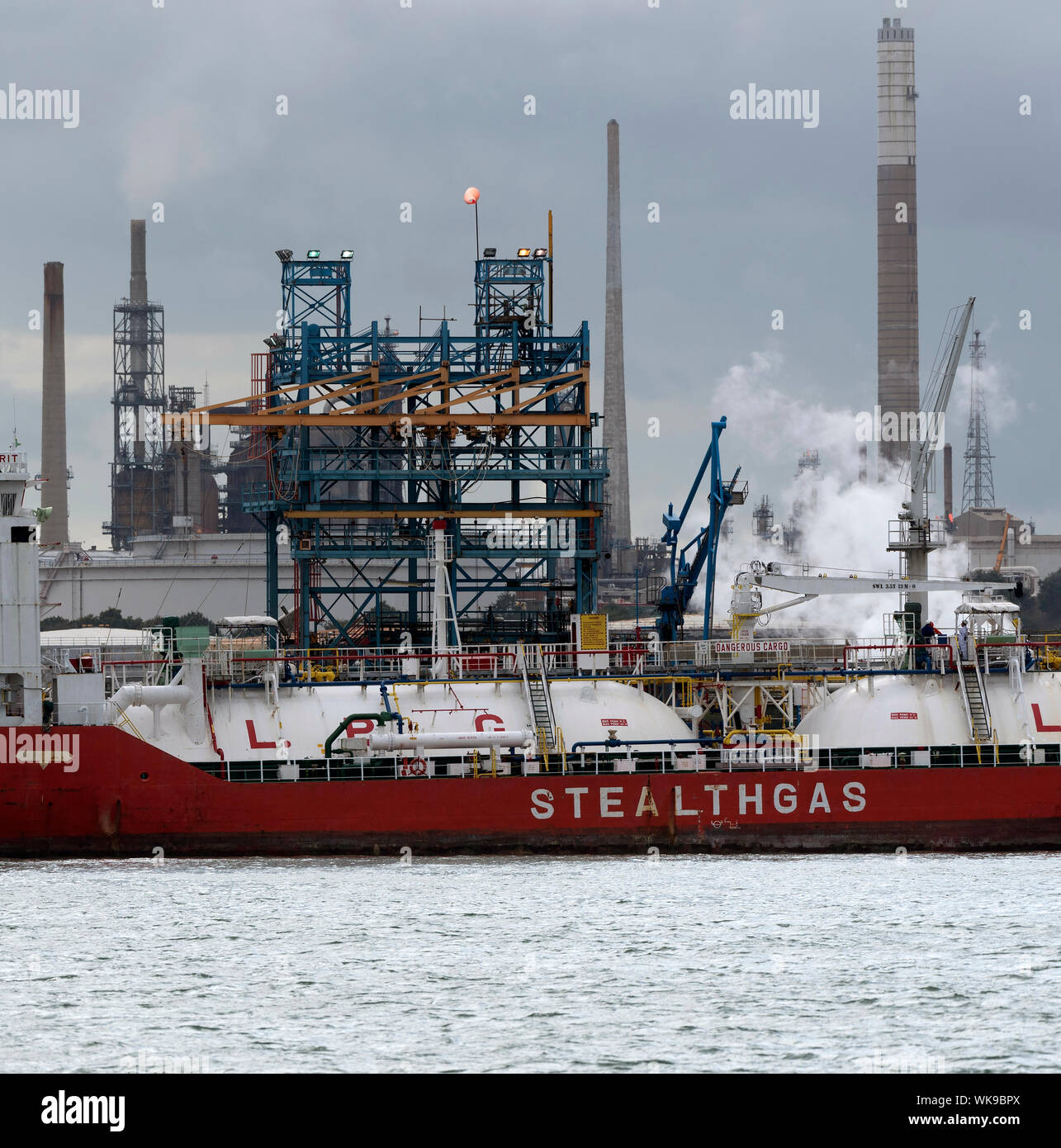 Southampton, England, UK. September 2019. Ein flüssiges Gas tanker Schiff neben und diascharging Cargo in Fawley Raffinerie auf Southampton, Großbritannien Stockfoto