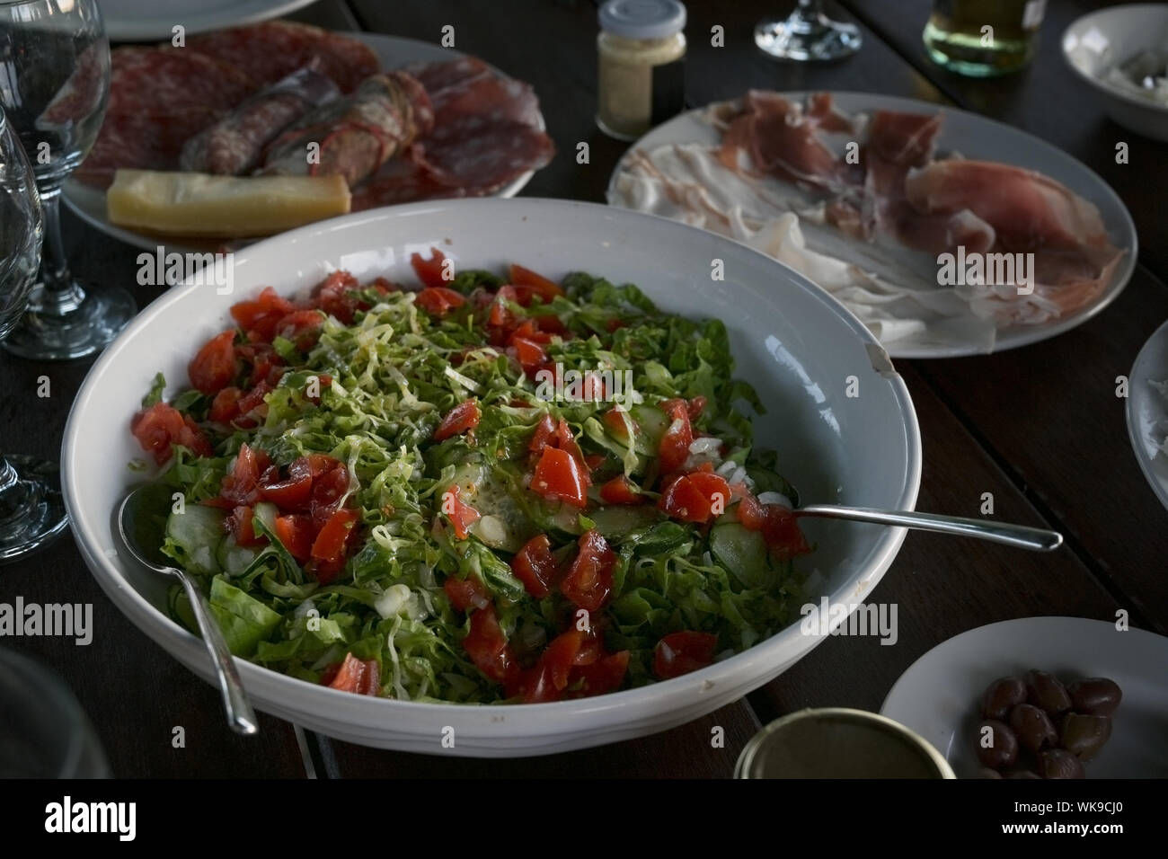 Mittelmeer Salat Salat, Tomaten und Gurken auf einem rustikal gedeckten Tisch bei einem Abendessen im Freien, ausgewählte konzentrieren, enge Tiefenschärfe Stockfoto