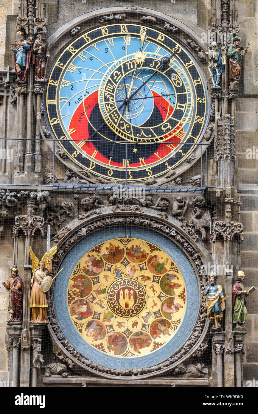 Prager astronomische Uhr Prager Rathausturm Prager Altstadtuhr Prager Uhr, älteste Betriebsuhr aus dem Mittelalter 1410 große Uhren auf dem Altstädter Ring Stockfoto