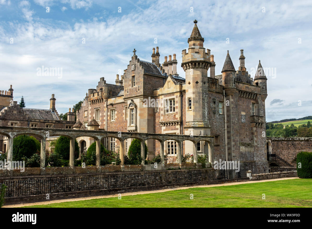 Blick vom Garten auf Abbotsford House, dem ehemaligen Zuhause der schottische Schriftsteller Sir Walter Scott, in der Nähe von Melrose, Scottish Borders, Schottland, Großbritannien Stockfoto