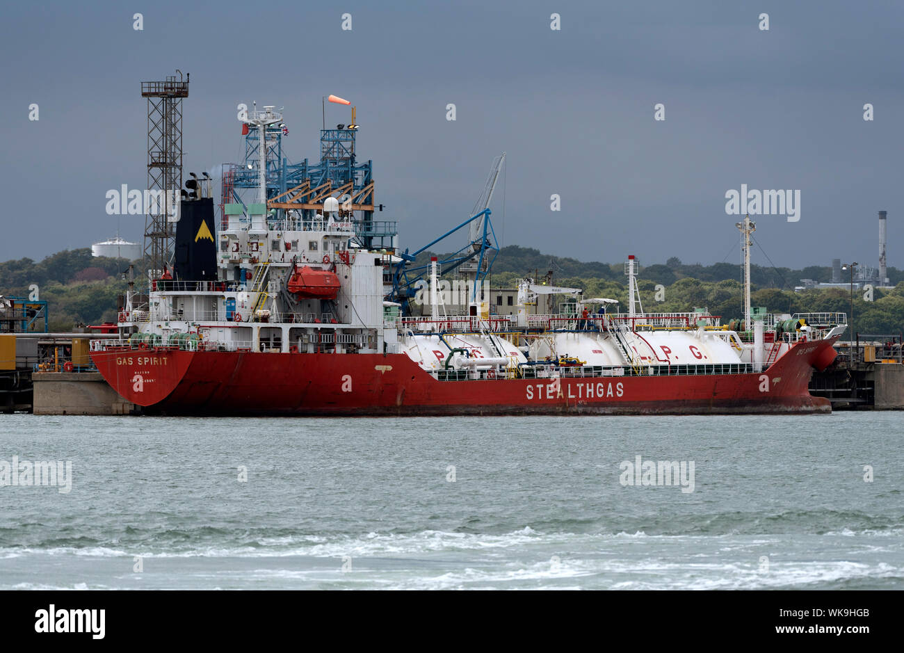 Southampton, England, UK. September 2019. Ein flüssiges Gas tanker Schiff neben und diascharging Cargo in Fawley Raffinerie auf Southampton, Großbritannien Stockfoto