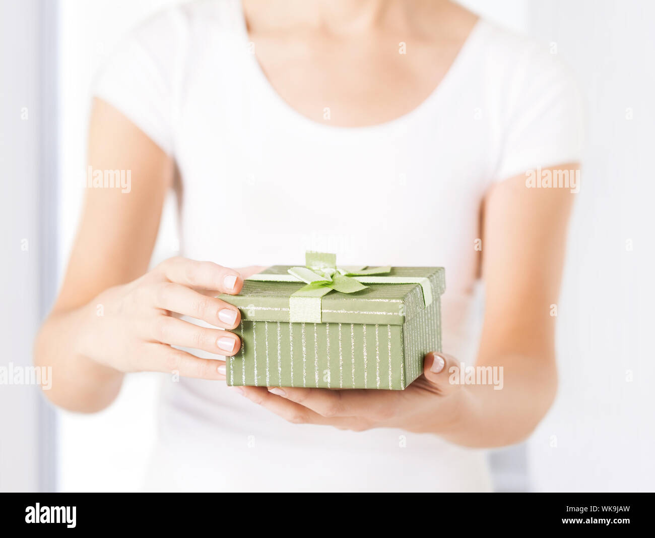 Frau Hände mit Geschenk-box Stockfoto