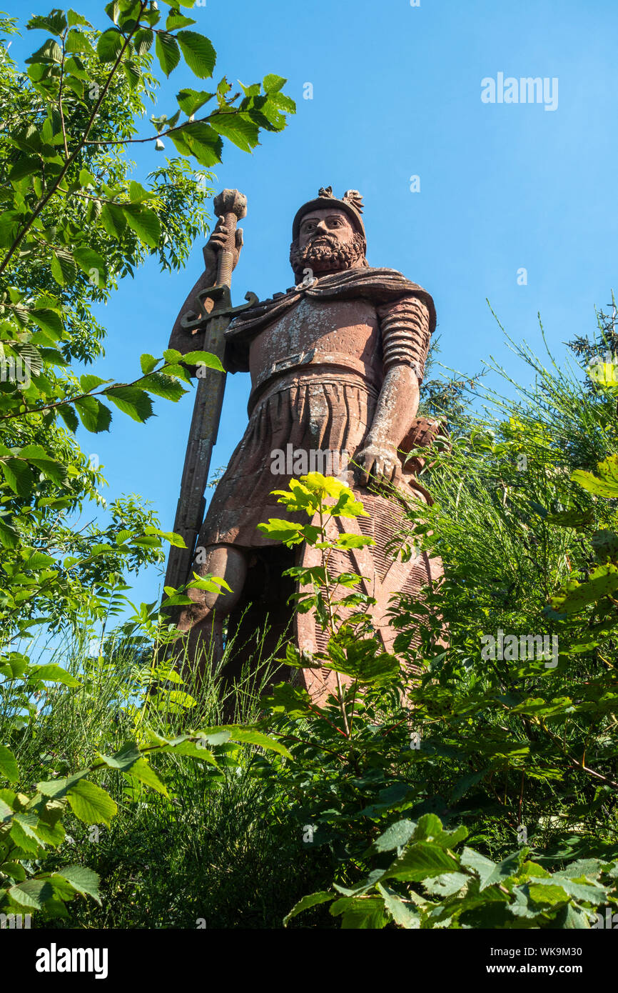 In rotem Sandstein, die Statue von William Wallace auf dem Gelände des Bemersyde Immobilien in den Scottish Borders, Schottland, Großbritannien Stockfoto