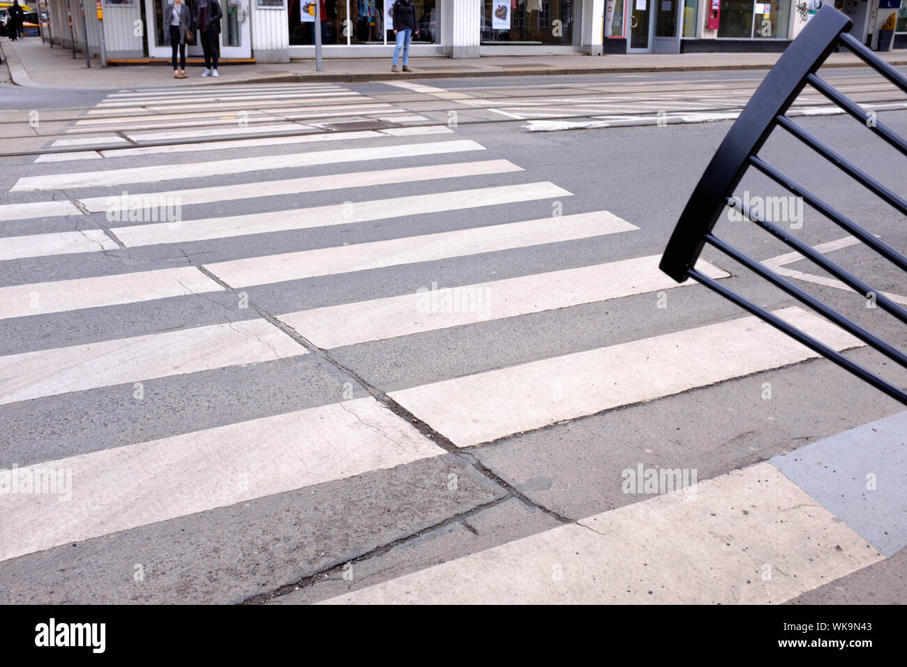 Die Streifen eines schwarzen Stuhl neben der weißen Linien von eine Straße überqueren, Wien 2018 Stockfoto