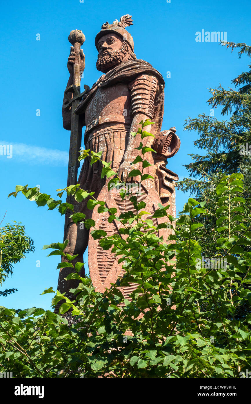 In rotem Sandstein, die Statue von William Wallace auf dem Gelände des Bemersyde Immobilien in den Scottish Borders, Schottland, Großbritannien Stockfoto