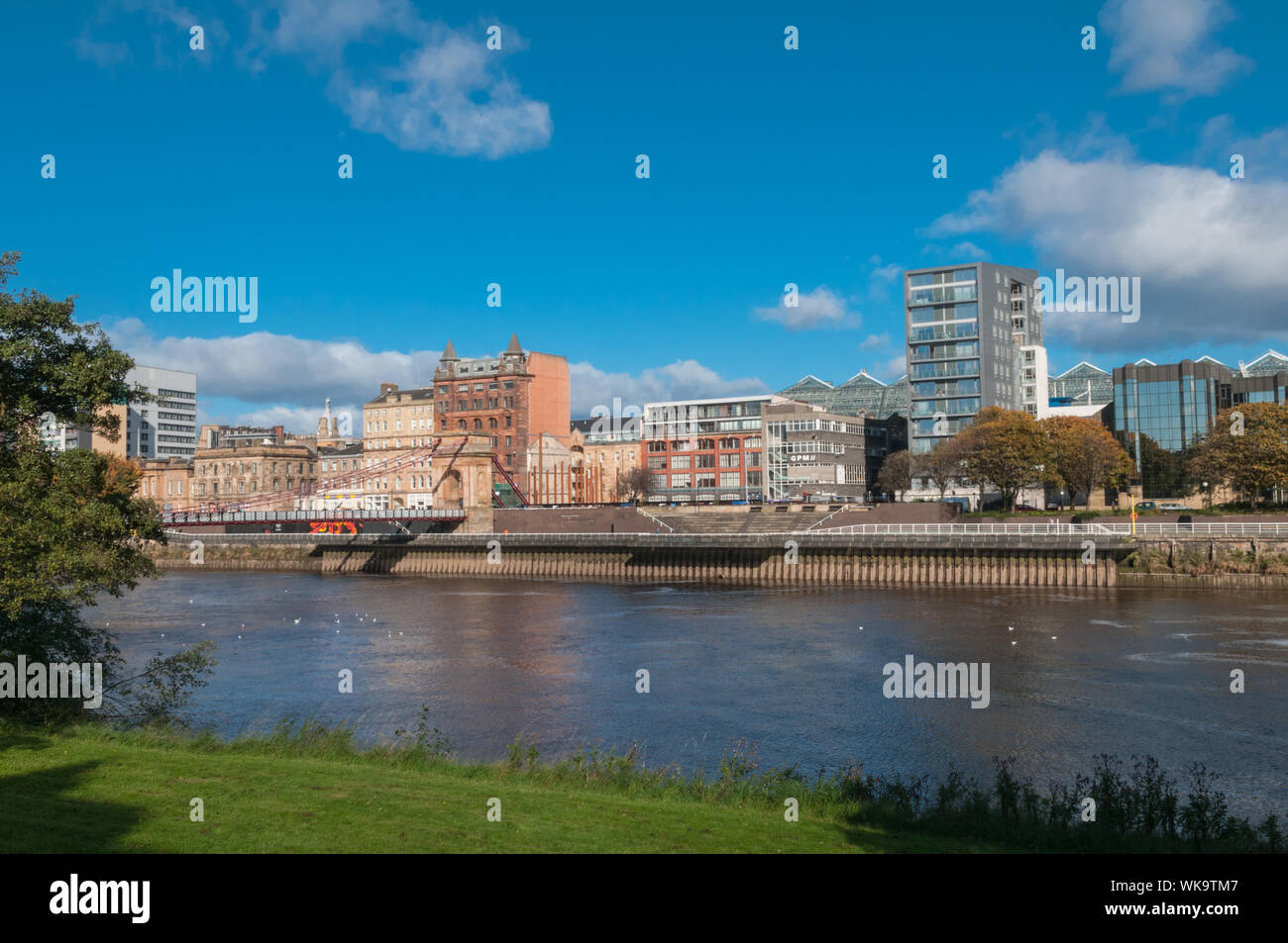 Fluss Clyde Glasgow von Carlton Ort gegen Clyde Street mit alten & neuen Architektur Stadt Glasgow Schottland Stockfoto