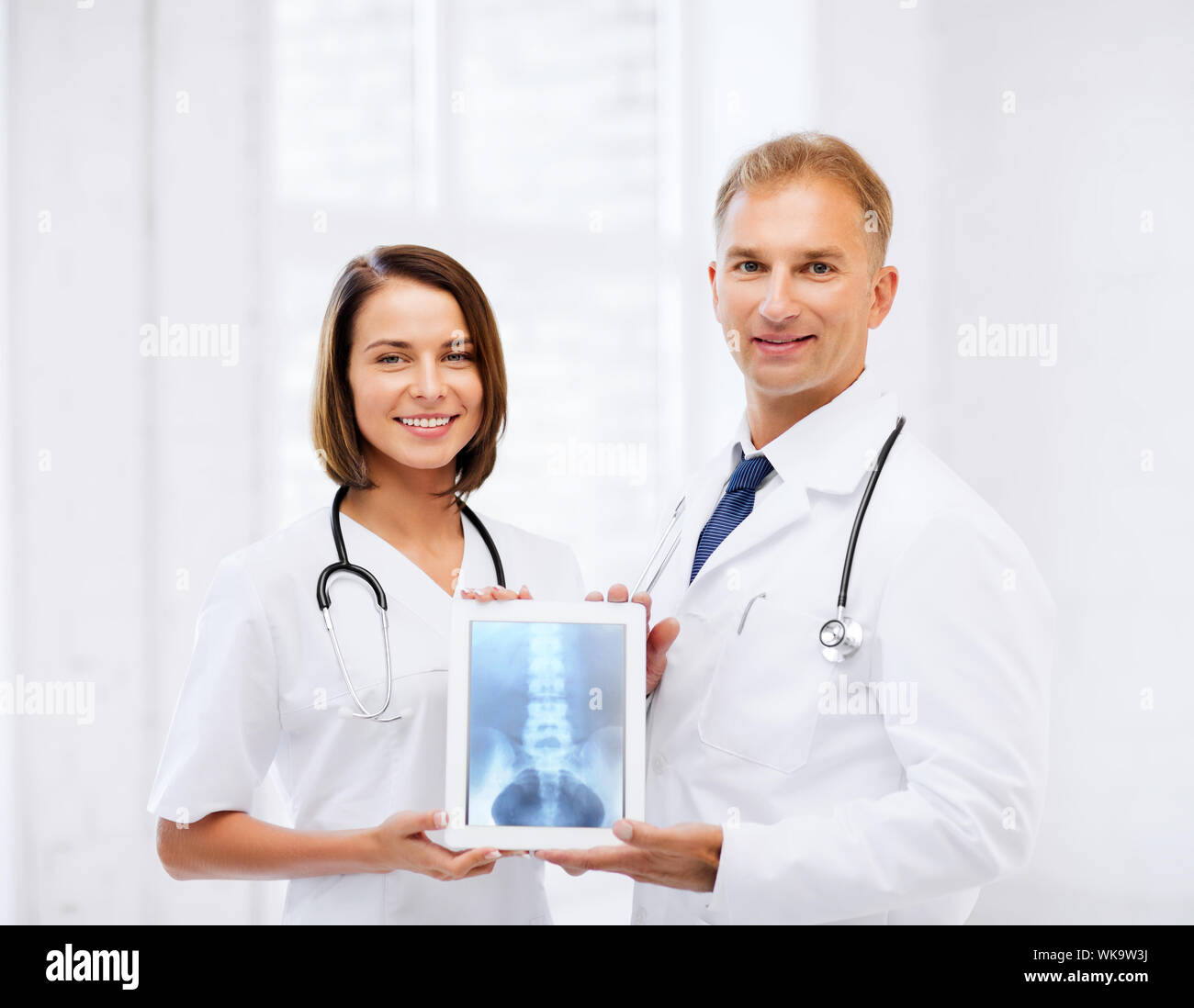 zwei Ärzte, die x-ray auf tablet-pc Stockfoto
