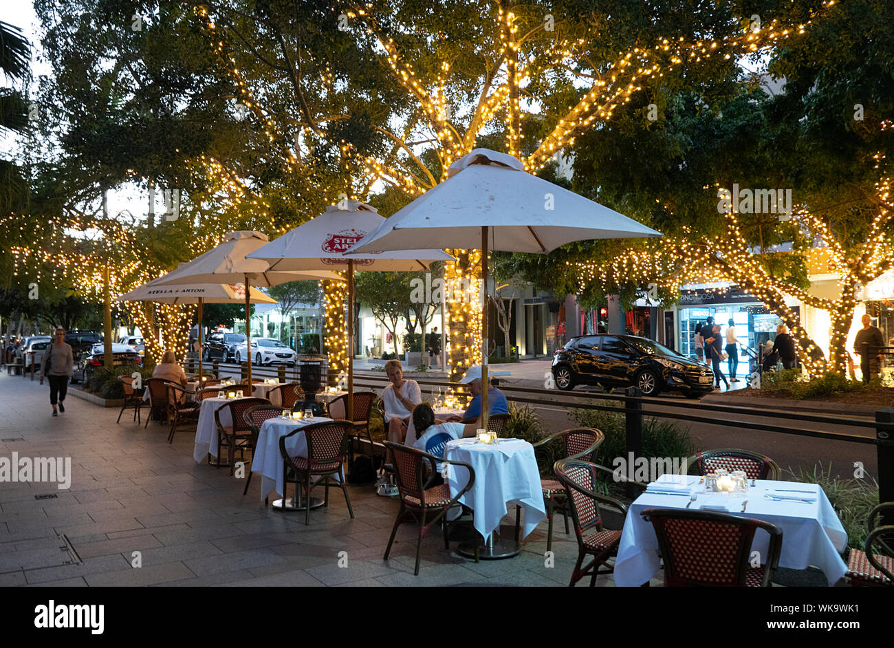 Im Freien Terrasse des Rokoko Restaurant mit Lichterketten in beliebten Hastings Street, Noosa Heads, Queensland, Queensland, Australien eingerichtet Stockfoto