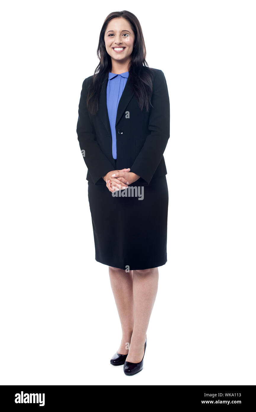 Geschäftsfrau, stehend mit den Händen umklammert Stockfoto
