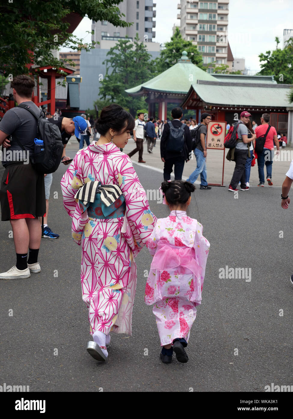 JAPAN - Foto von Sean Sprague Asakusa, Tokyo. Japanische Besucher zu Senso-ji-Tempel in traditioneller Kimono. Stockfoto