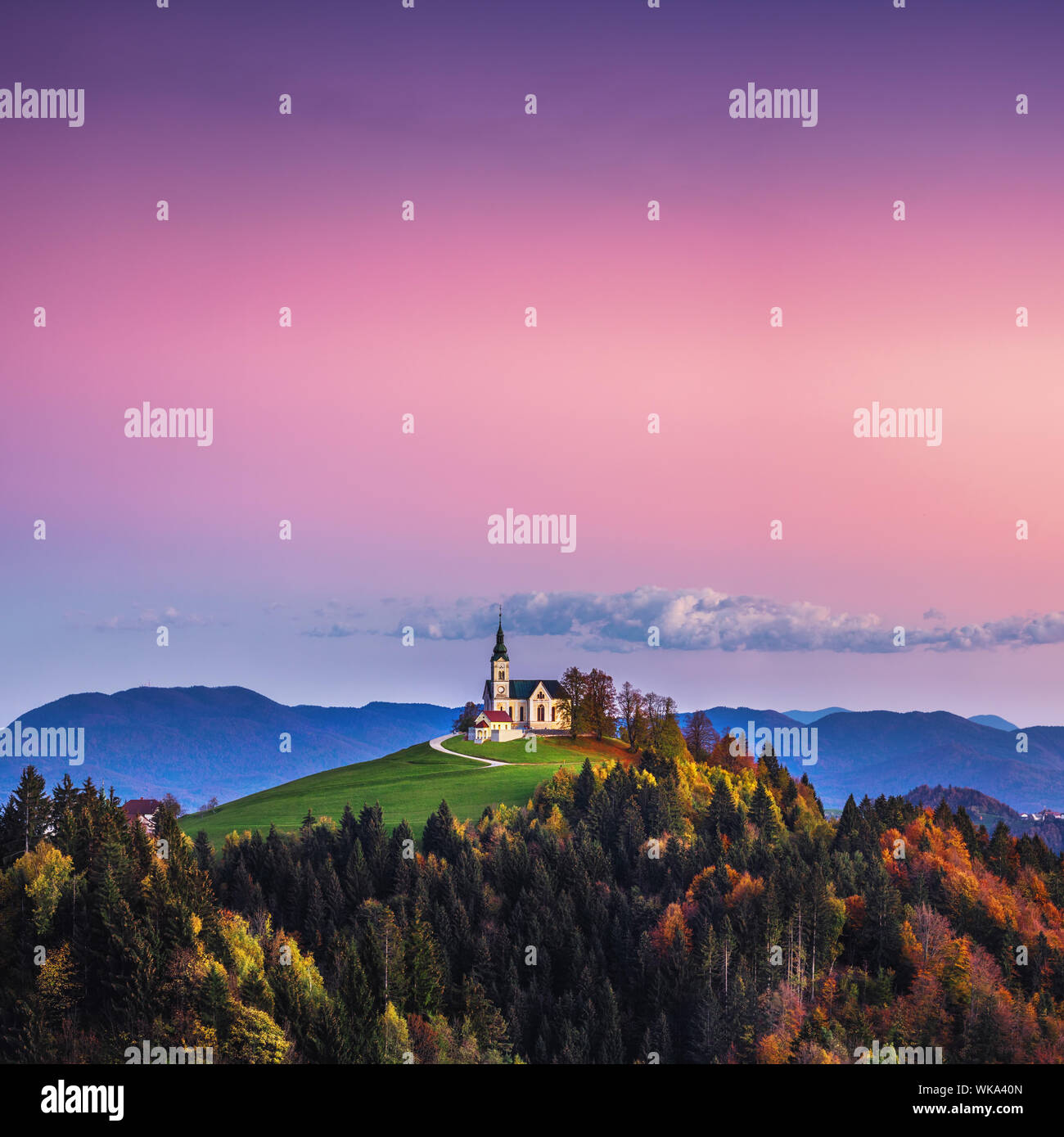 Kirche von Saint Leonard steht auf dem Hügel in der Nähe der Kirche Crni Vrh Dorf. Stockfoto