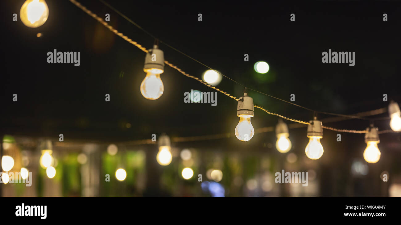 Party string Lichter über Outdoor Restaurant Terrasse hängend Stockfoto