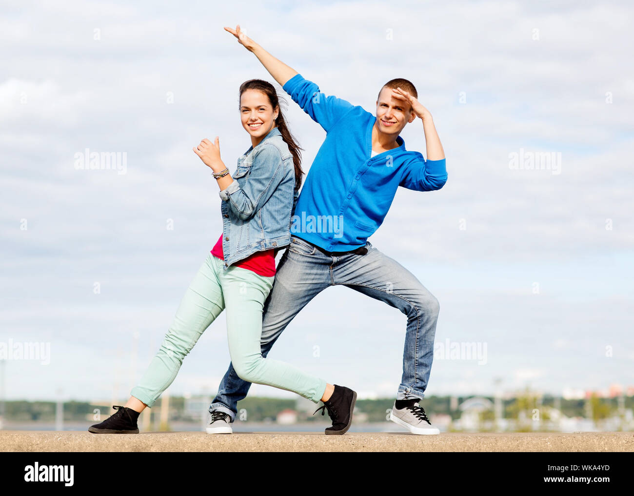 Sommerferien, Teenager und tanzenden Konzept - zwei Teenager tanzen außerhalb Stockfoto