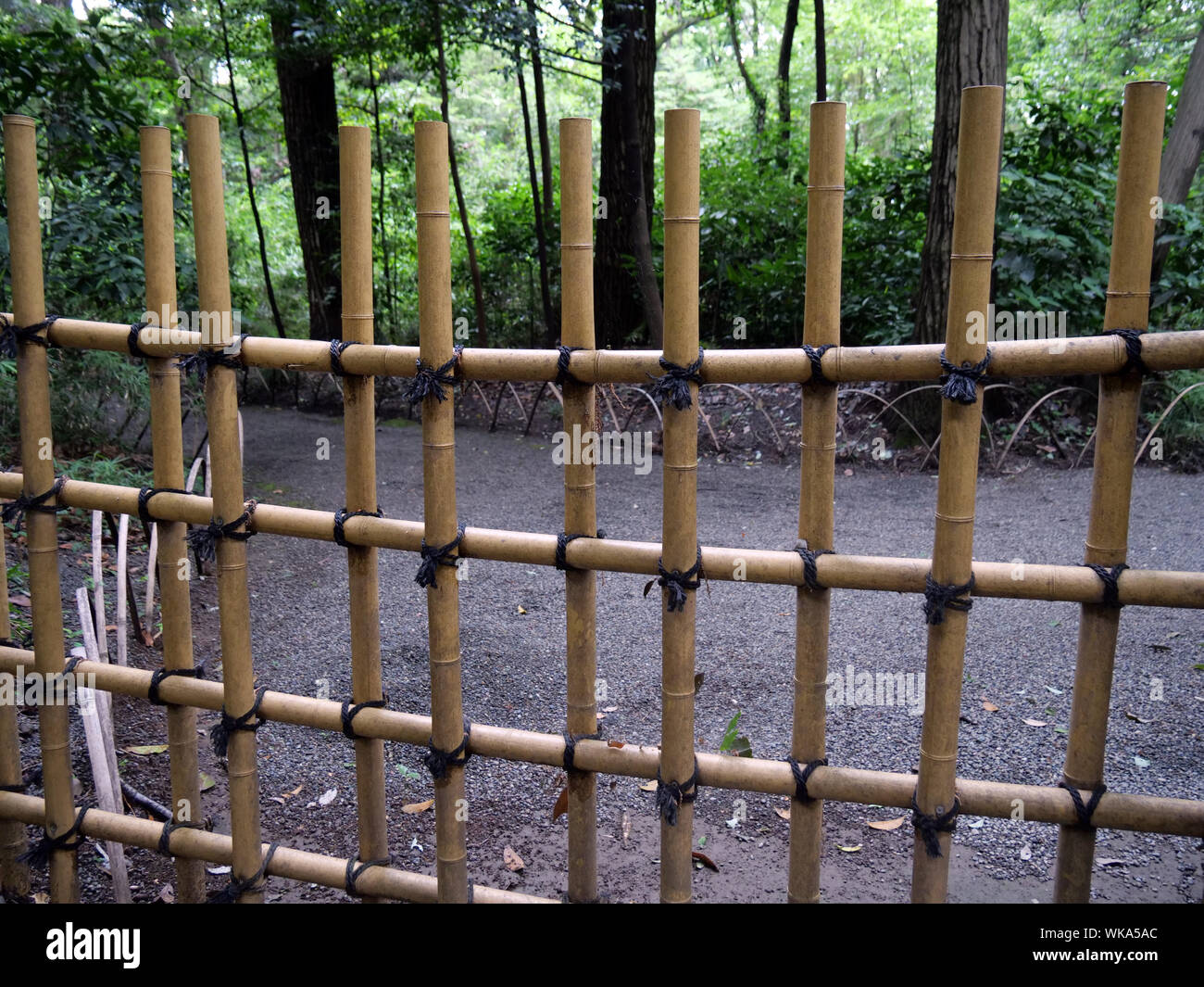 JAPAN - Foto von Sean Sprague Meiji Jingu Shinto Schrein und Gärten, Harajuku, Tokio. Bambus Zaun. Stockfoto