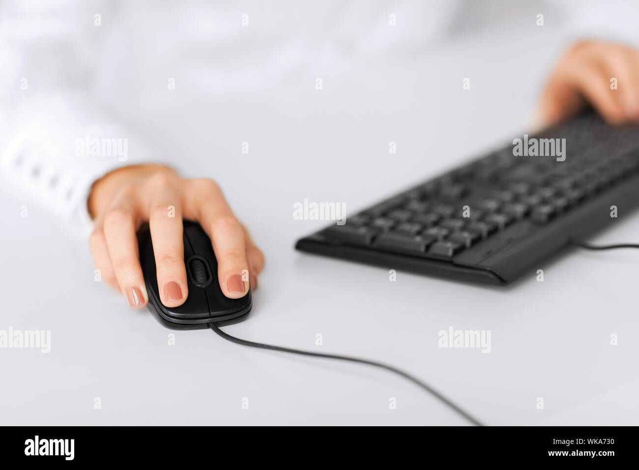 Frau Hände mit Tastatur und Maus Stockfoto