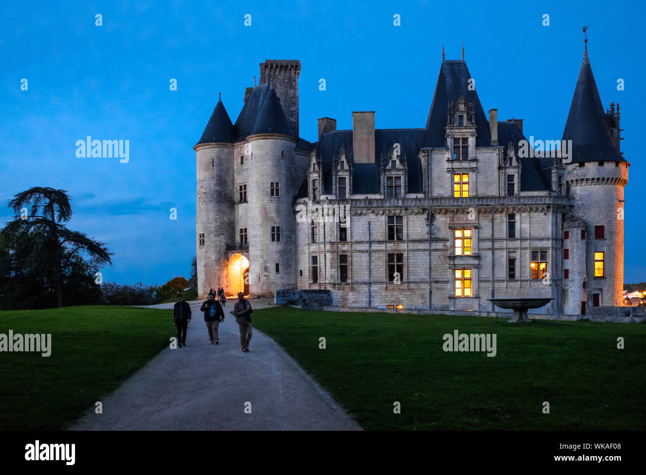La Rochefoucauld (zentral-westlichen Frankreich): Chateau de La Rochefoucauld, ein Schloss zwischen dem 14. und dem 17. Jahrhundert auf einem Felsen überhängenden gebaut Stockfoto