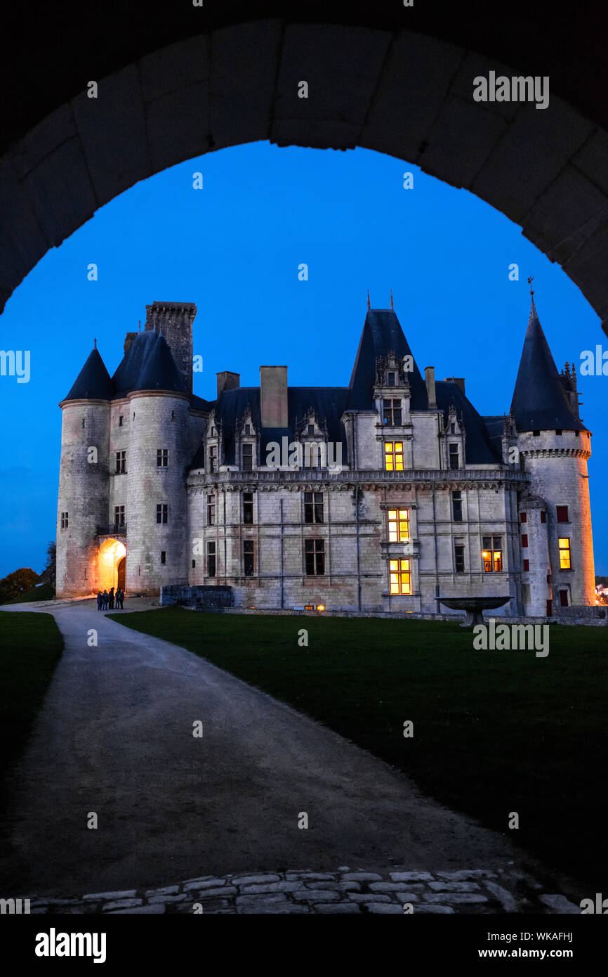 La Rochefoucauld (zentral-westlichen Frankreich): Chateau de La Rochefoucauld, ein Schloss zwischen dem 14. und dem 17. Jahrhundert auf einem Felsen überhängenden gebaut Stockfoto