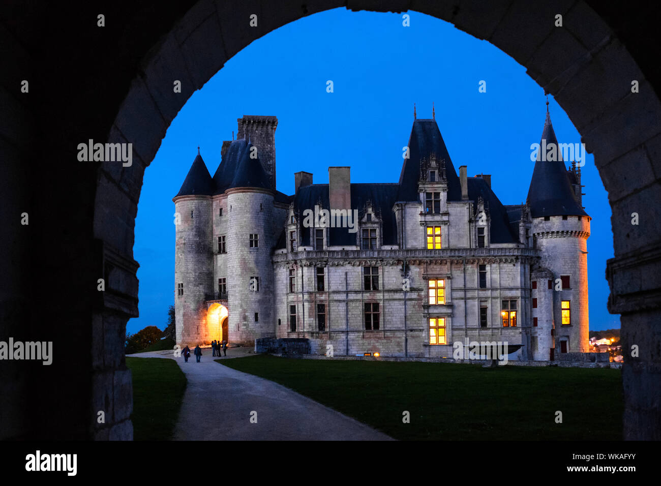 La Rochefoucauld (zentral-westlichen Frankreich): Chateau de La Rochefoucauld, ein Schloss zwischen dem 14. und dem 17. Jahrhundert auf einem Felsen überhängenden gebaut Stockfoto