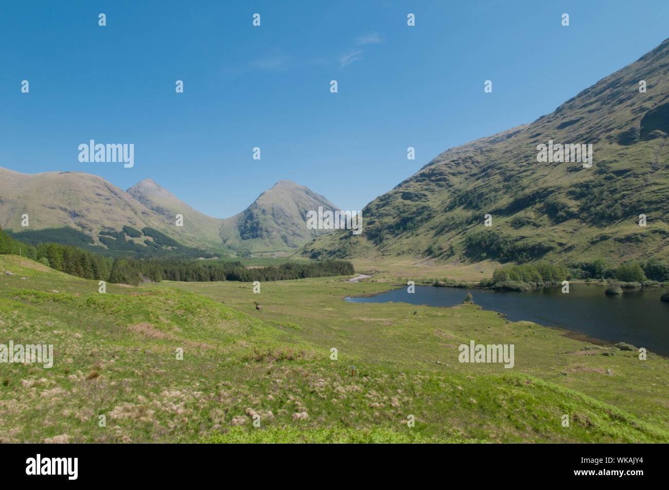 Stob Dubh nach rechts auf der Suche entlang Glen Etive zu Buachaille Etive Mor und Buachaille Etive Beag Highland Schottland Stockfoto