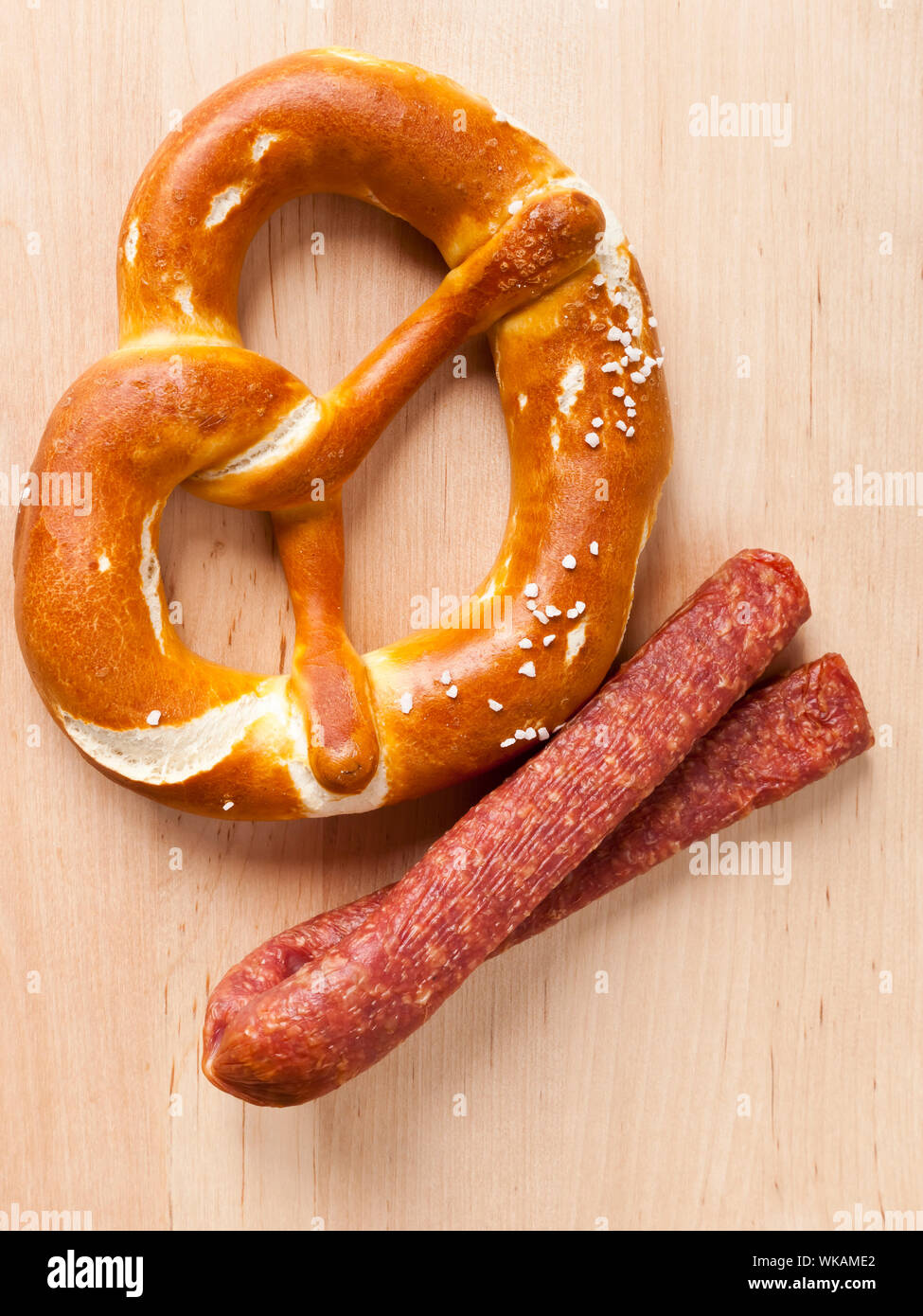 Ein Bild von einem schönen Brezel und Wurst Stockfoto