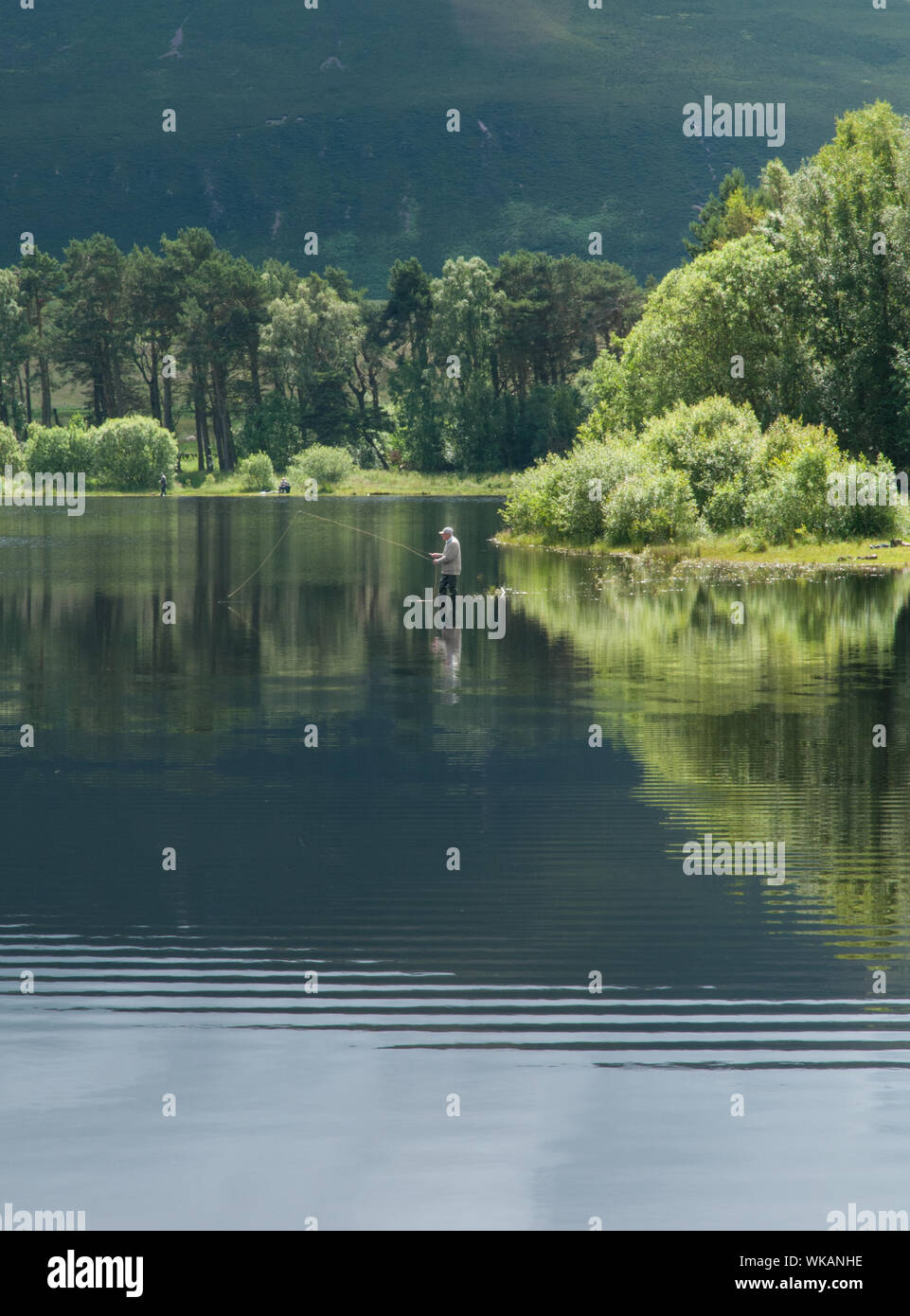 Fischer und Reflexionen Harlaw Behälter und Pentland Hills Balerno Midlothian Schottland Stockfoto