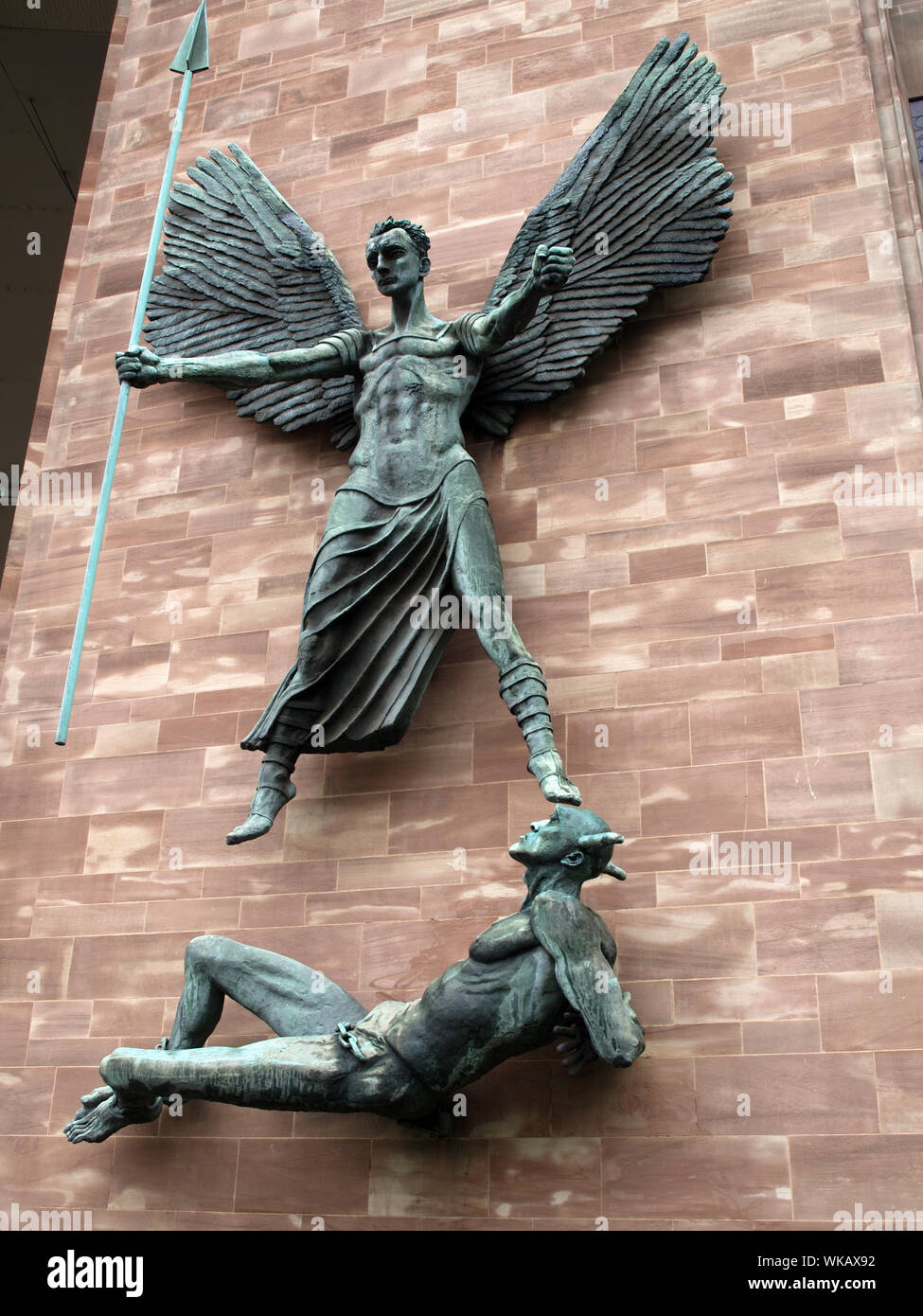 St Michael's Sieg über den Teufel, die Skulptur von Sir Jacob Epstein in St. Michael in der Kathedrale von Coventry, England Kathedrale von Coventry, Coventry, West Stockfoto