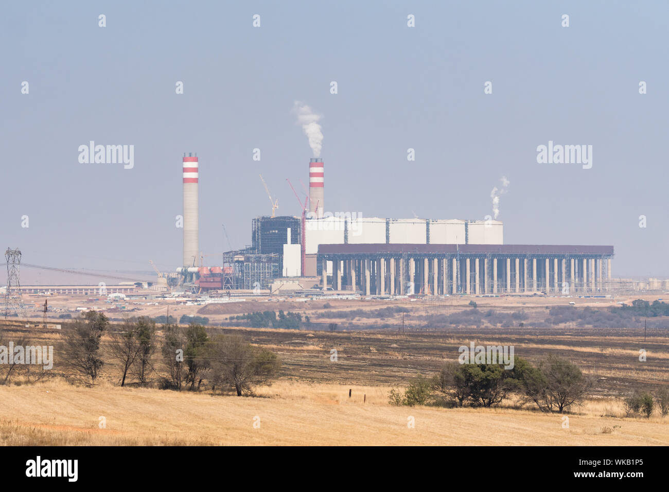 Kohlekraftwerk vom staatlichen Unternehmen ESKOM am Stadtrand von Johannesburg, Gauteng, Südafrika waberndem Rauch Umweltverschmutzung ausführen Stockfoto