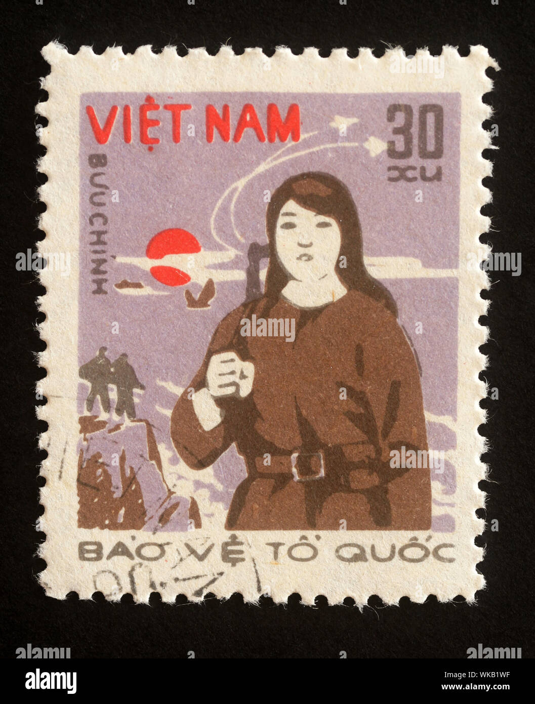 Stempel gedruckt in Vietnam zeigt Militiary Frau aus der Serie schützen das Land, ca. 1982. Stockfoto