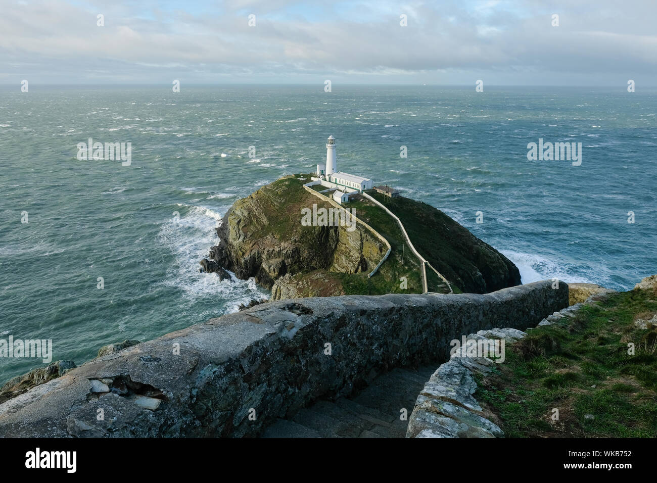 South Stack Leuchtturm, der auf einer Insel mit dem gleichen Namen befindet, befindet sich ganz in der Nähe der heiligen Insel Holyhead an der nordwestlichen Küste von Anglesey. Stockfoto