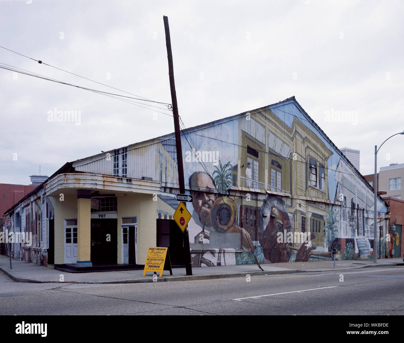 Jazz Cafe mit farbenfrohen Wandgemälde, New Orleans, Louisiana Praline Connection Gospel & Blues Hall, 907 S. Peters Street in der Speicherstadt. Hinweis: Veranstaltungsort eröffnet C. 1998, im Jahr 2005 geschlossen; nach dem Hurrikan Katrina, der Howlin' Wolf zu diesem Gebäude verlegt. Stockfoto